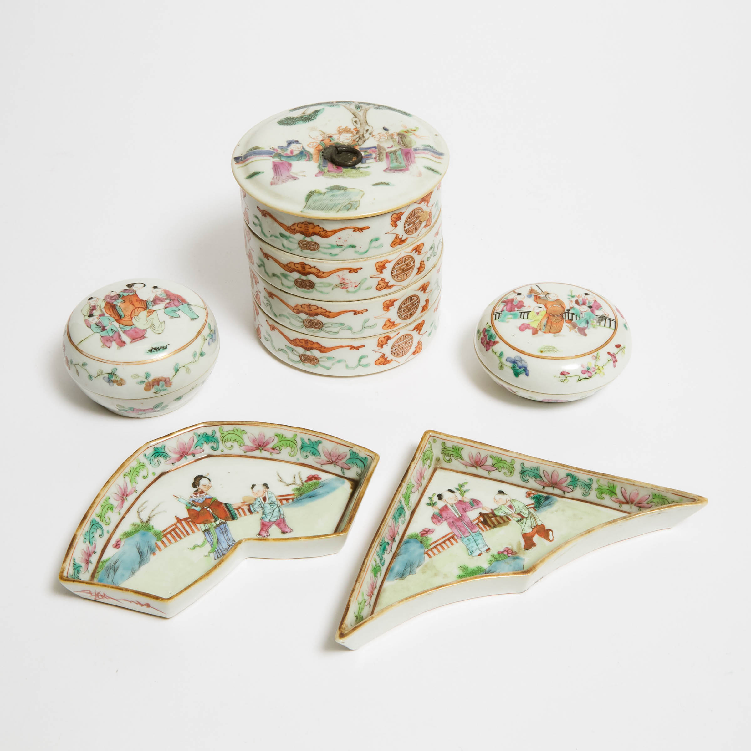 A Group of Five Famille Rose Porcelain Wares, Late Qing Dynasty