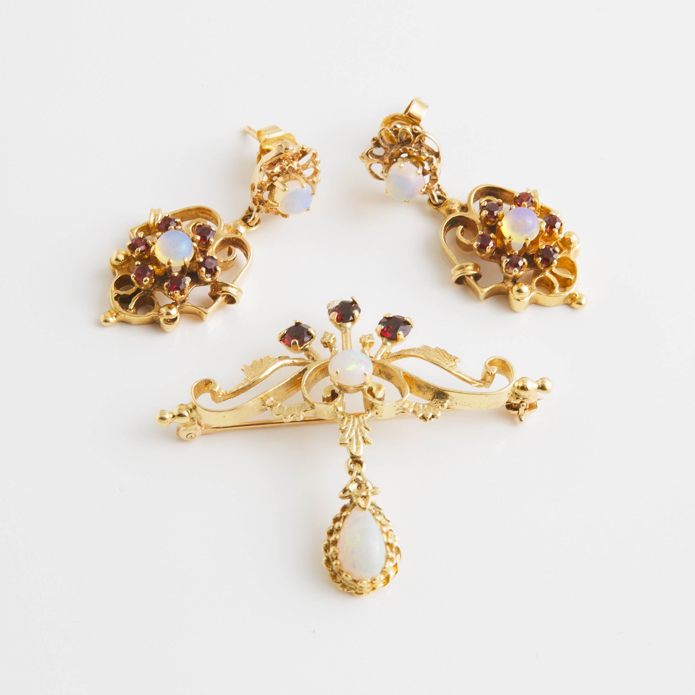 Small Quantity Of 14k Yellow Gold Filigree Jewellery