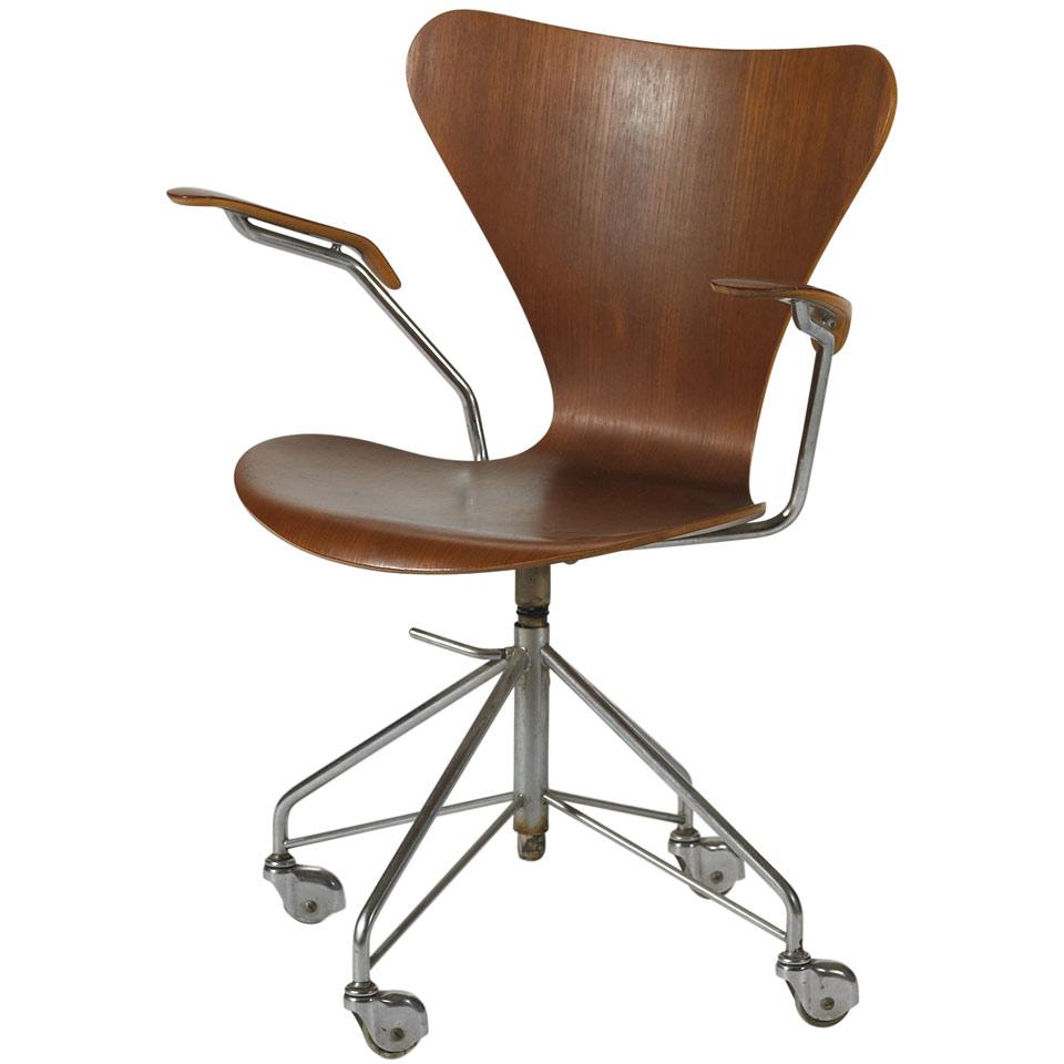 Arne Jacobsen (1902-1971) for  Fritz Hansen, Copenhagen, Denmark, Plywood Series 7 Chair, Model 3217, designed 1955