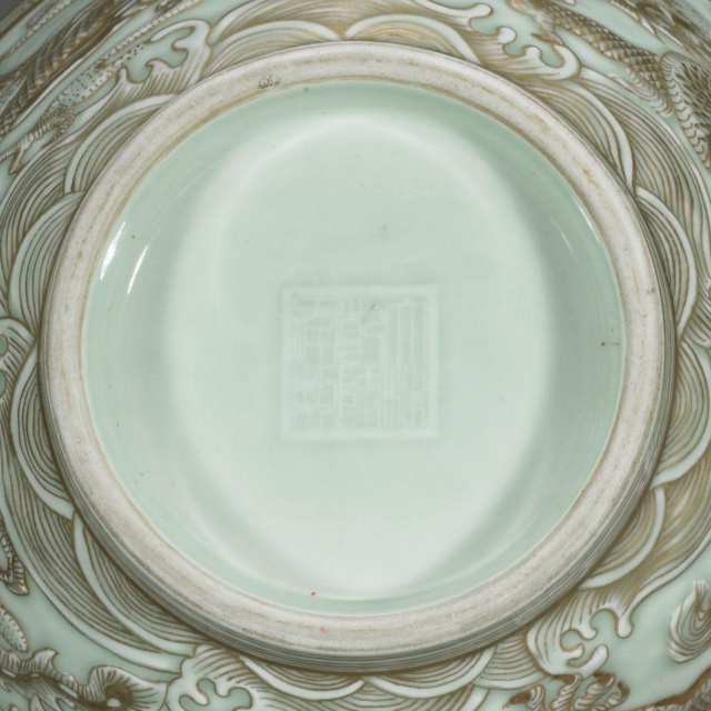 White and Gilt Decorated Pot and Cover, Qianlong Mark