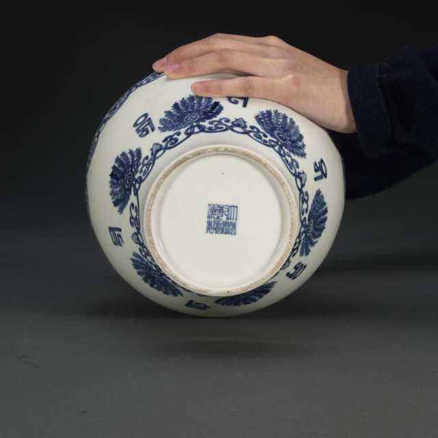 Blue and White Vase, Qianlong Mark