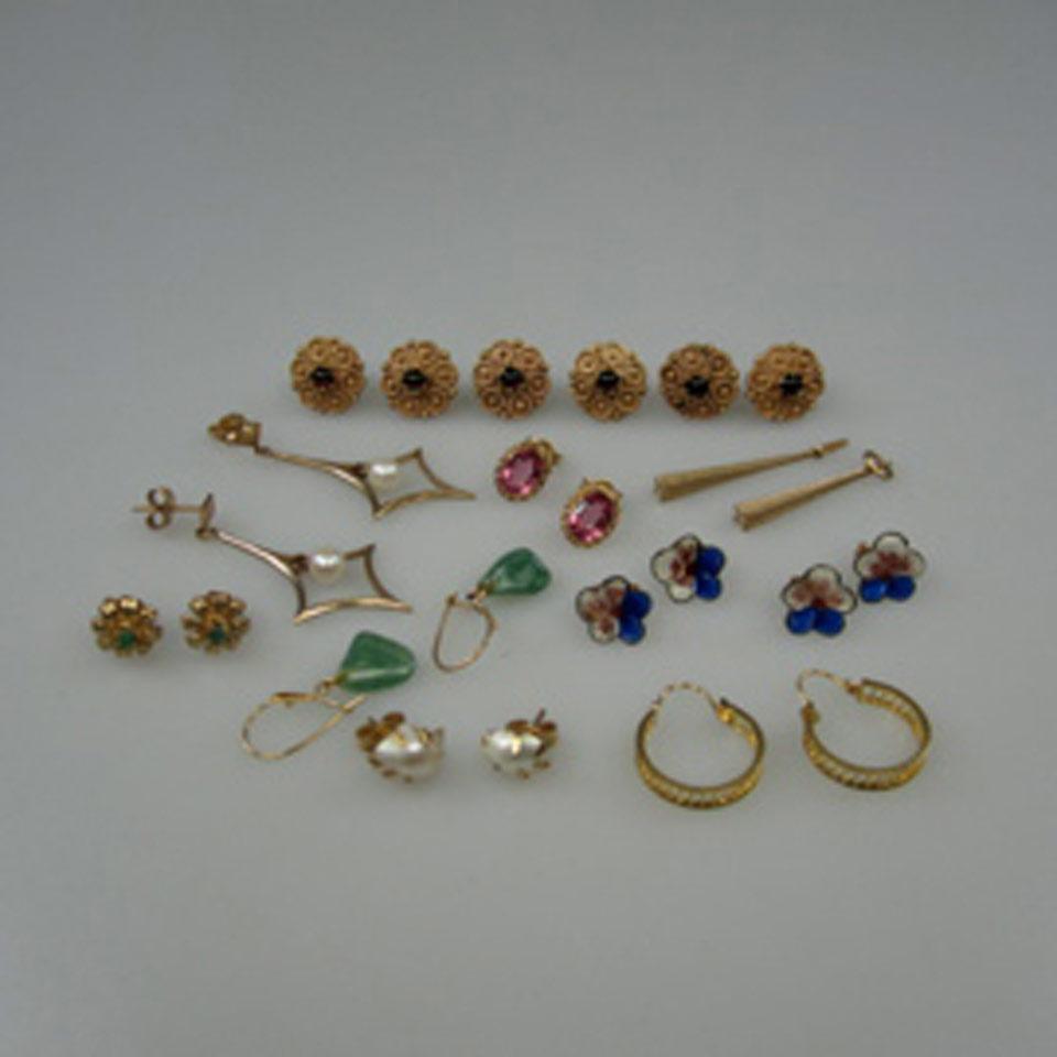 26 Various Pairs Of Small Gold Earrings