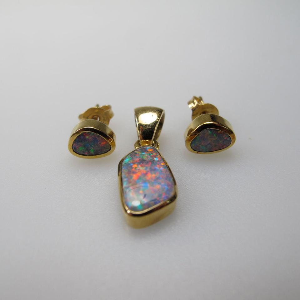 18k Yellow Gold Pendant And Earrings