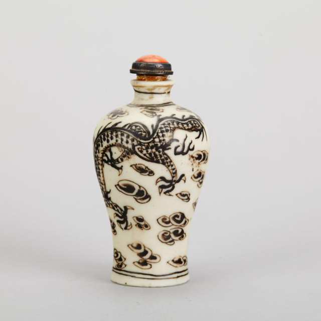 Four Porcelain Snuff Bottles, 19th/20th Century