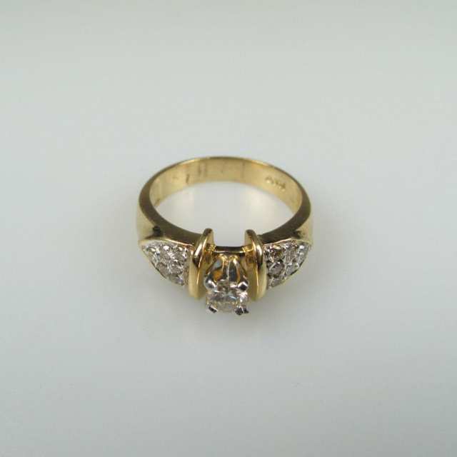 14k Yellow Gold Solitaire Ring set with a brilliant cut and 13 brilliant cut diamonds (approx. 0.50ct.t.w.) 