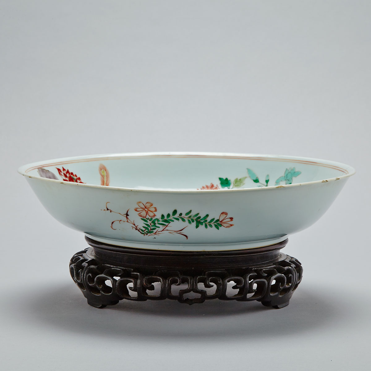 Large Famille Verte ‘100 Antique’ Shallow Bowl, 19th Century