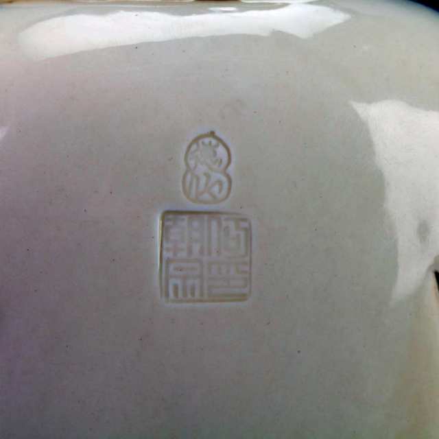 Large Blanc-de-Chine Figure of Guanyin 
