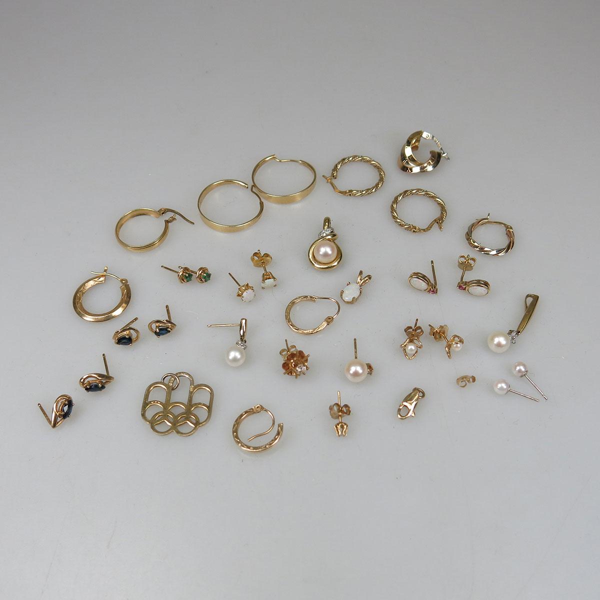 32 Various Gold Earrings And Pendants