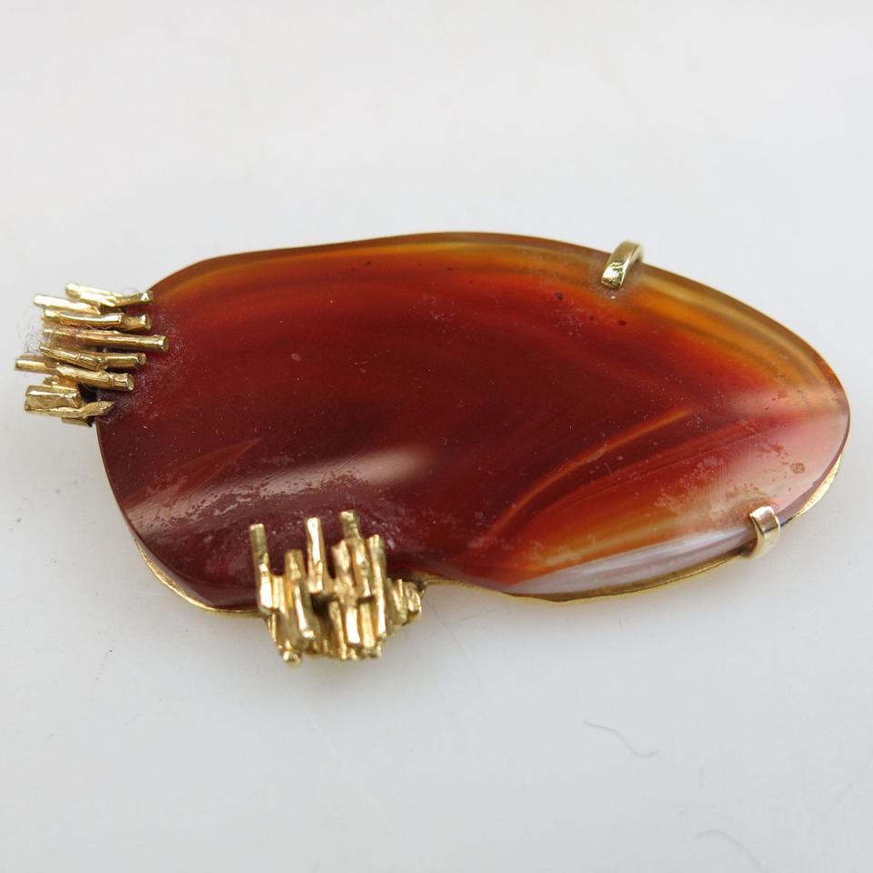 18k Yellow Gold And Agate Brooch