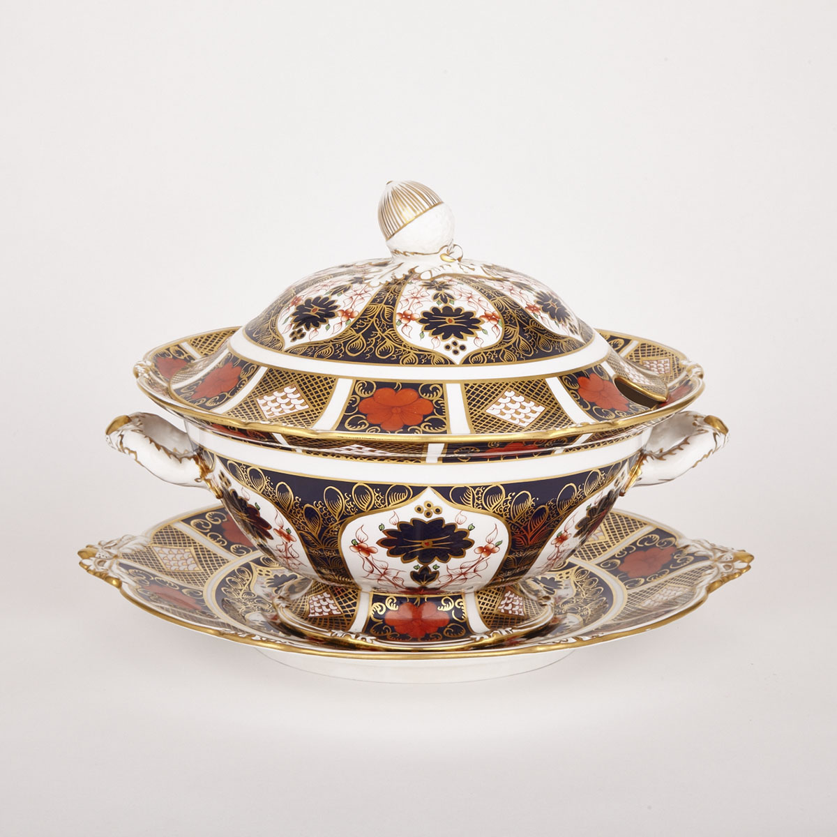 Royal Crown Derby ‘Old Imari’ (1128) Pattern Covered Soup Tureen and Stand, c.1968