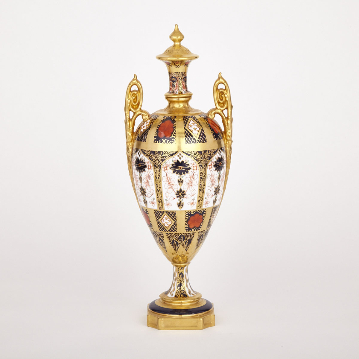 Royal Crown Derby ‘Old Imari’ (1128) Pattern Two-Handled Mantel Urn, c.1975