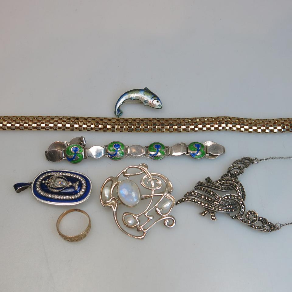 Small Quantity Of Silver And Gold Jewellery