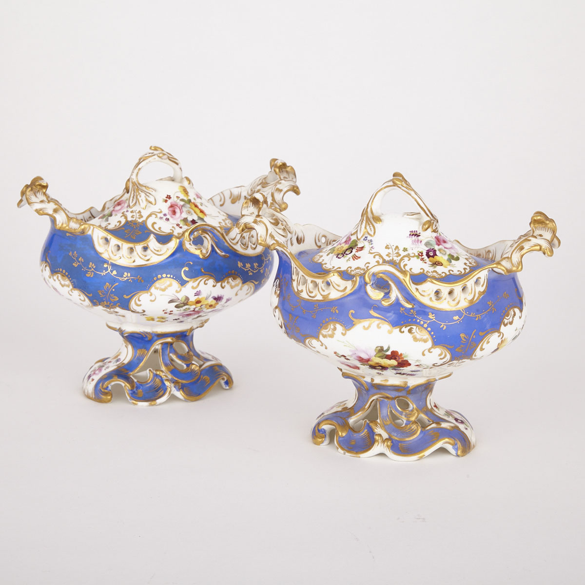 Pair of English Porcelain Covered Sauce Tureens, c.1840