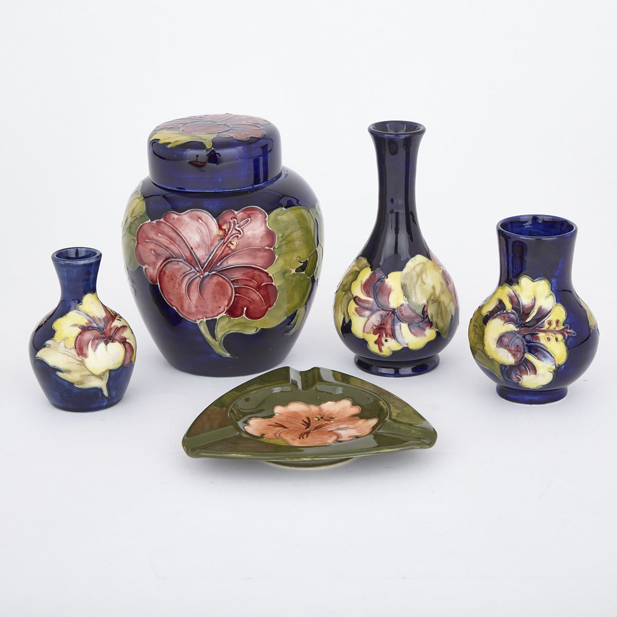 Moorcroft Hibiscus Ginger Jar, Three Vases and an Ashtray, 1970s