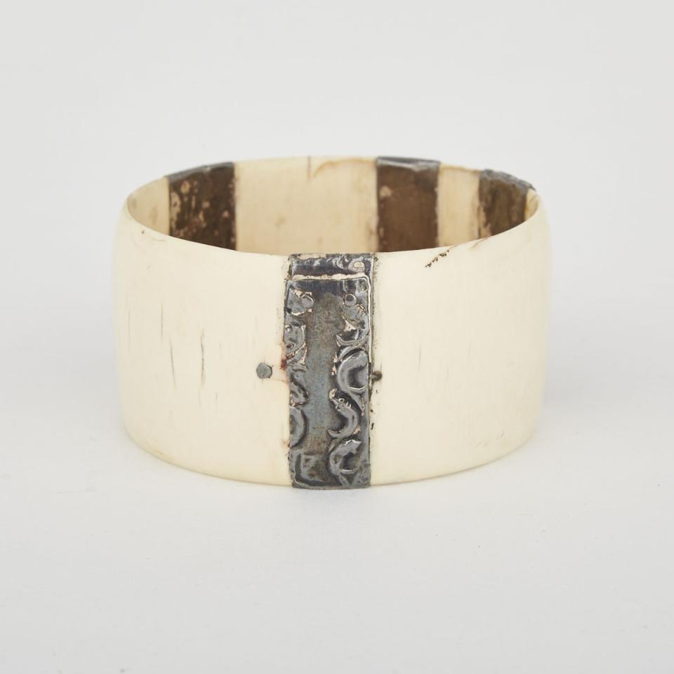 An Indian Ivory Bracelet, Early 20th Century