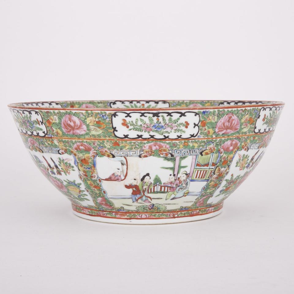 A Large Rose Medallion Punch Bowl, 19th/20th Century