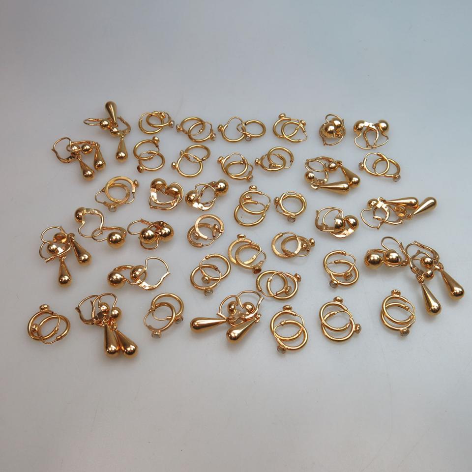 40 Various Pairs Of 18k Yellow Gold Earrings