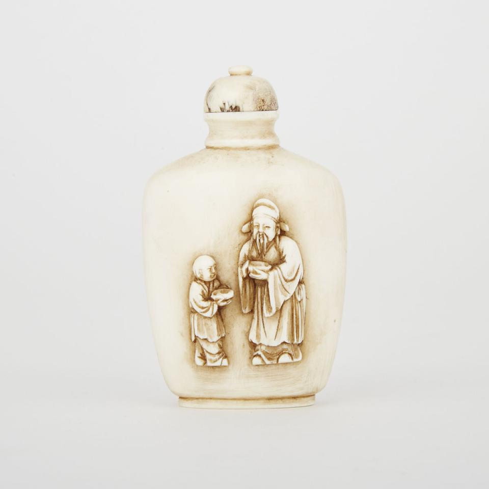A Carved Ivory Snuff Bottle, Early 20th Century