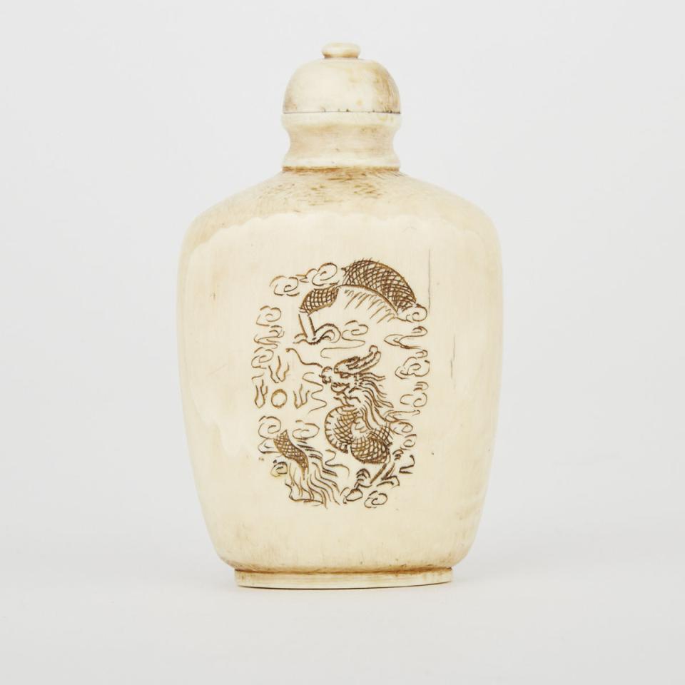 A Carved Ivory Snuff Bottle, Early 20th Century