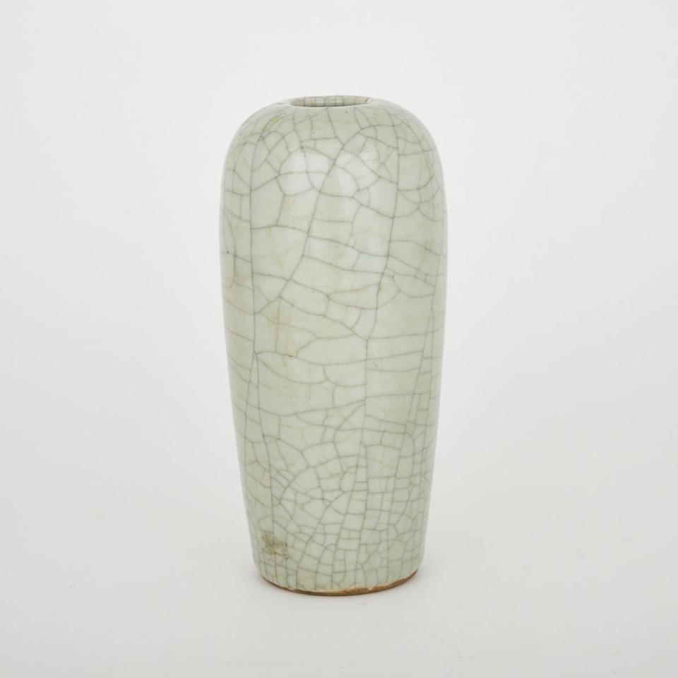 A Ge-Type Crackled Glaze Vase