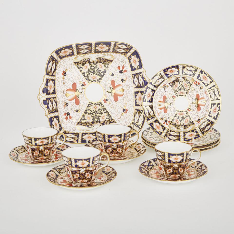 Four Royal Crown Derby ‘Imari’ (2451) Pattern Cups and Saucers, Four Tea Plates and a Cake Plate, 20th century