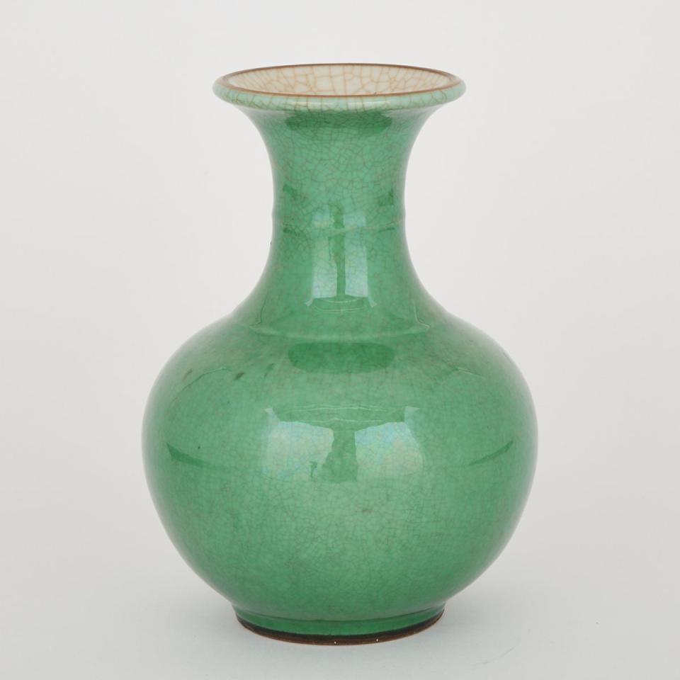 A Green Crackle-Glazed Vase