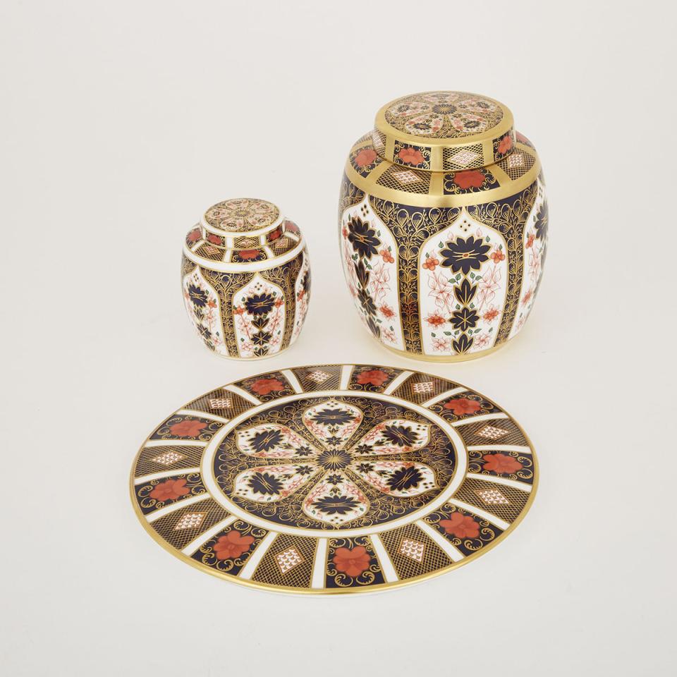 Two Royal Crown Derby ‘Imari’ (1128) Ginger Jars and a Circular Plaque, 1988