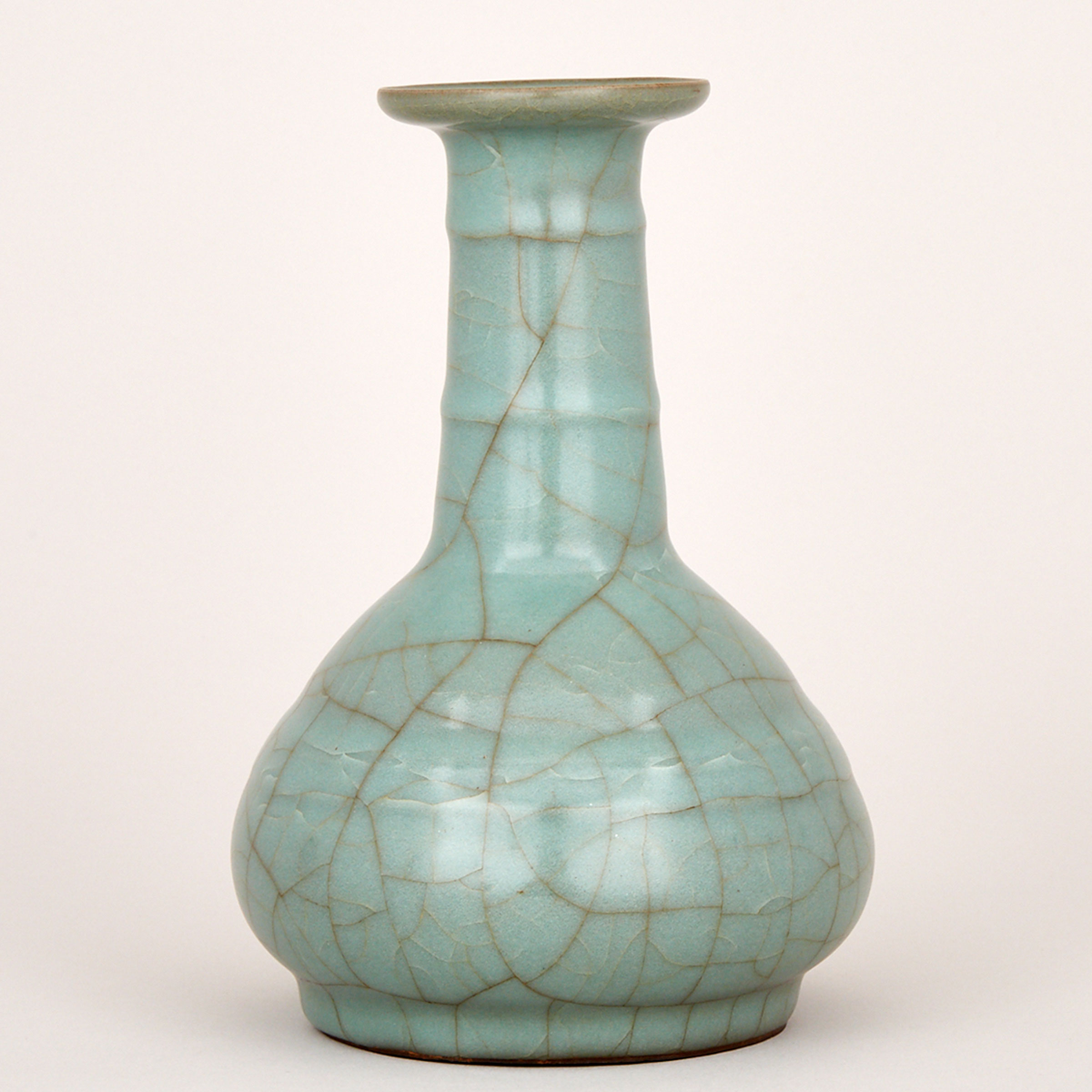A Celadon Crackled Glaze Vase, Qing Dynasty