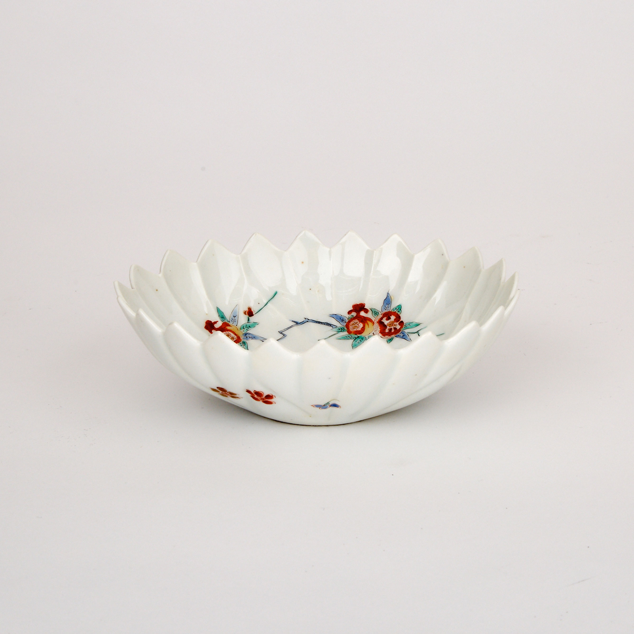 A Kakiemon Foliate Rimmed Porcelain Dish, 18th/19th Century
